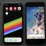 Das iPhone X neben dem Google Pixel 2 (nicht das XL-Modell).
