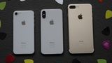 Hier noch einmal ein Blick auf die Rückseiten. Das iPhone X (Mitte) besteht wie die 8er-Generation (links) aus Glas. die vorhergehenden Jahrgänge bestanden aus Aluminium (rechts). Neu ist auch die Anordnung der Kamera.