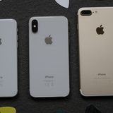 Hier noch einmal ein Blick auf die Rückseiten. Das iPhone X (Mitte) besteht wie die 8er-Generation (links) aus Glas. die vorhergehenden Jahrgänge bestanden aus Aluminium (rechts). Neu ist auch die Anordnung der Kamera.
