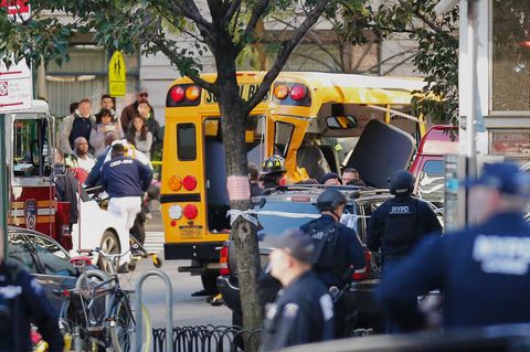 Zahlreiche Sicherheits- und Rettungskräfte sind an einem Schulbus in Manhattan versammelt