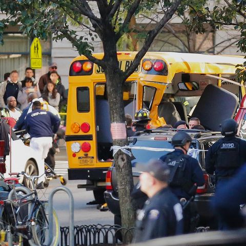 Zahlreiche Sicherheits- und Rettungskräfte sind an einem Schulbus in Manhattan versammelt