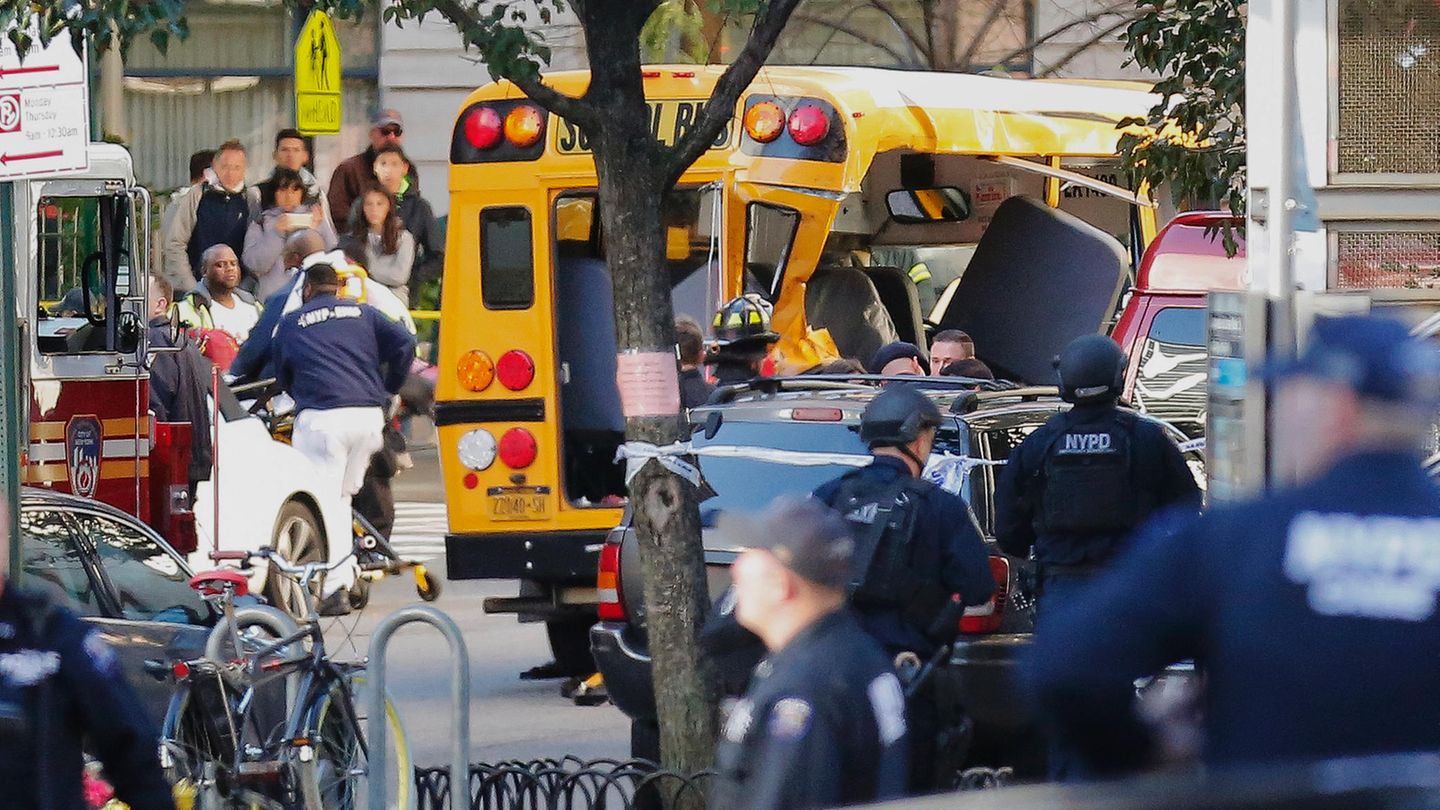 Zahlreiche Sicherheits- und Rettungskräfte sind an einem Schulbus in Manhattan versammelt