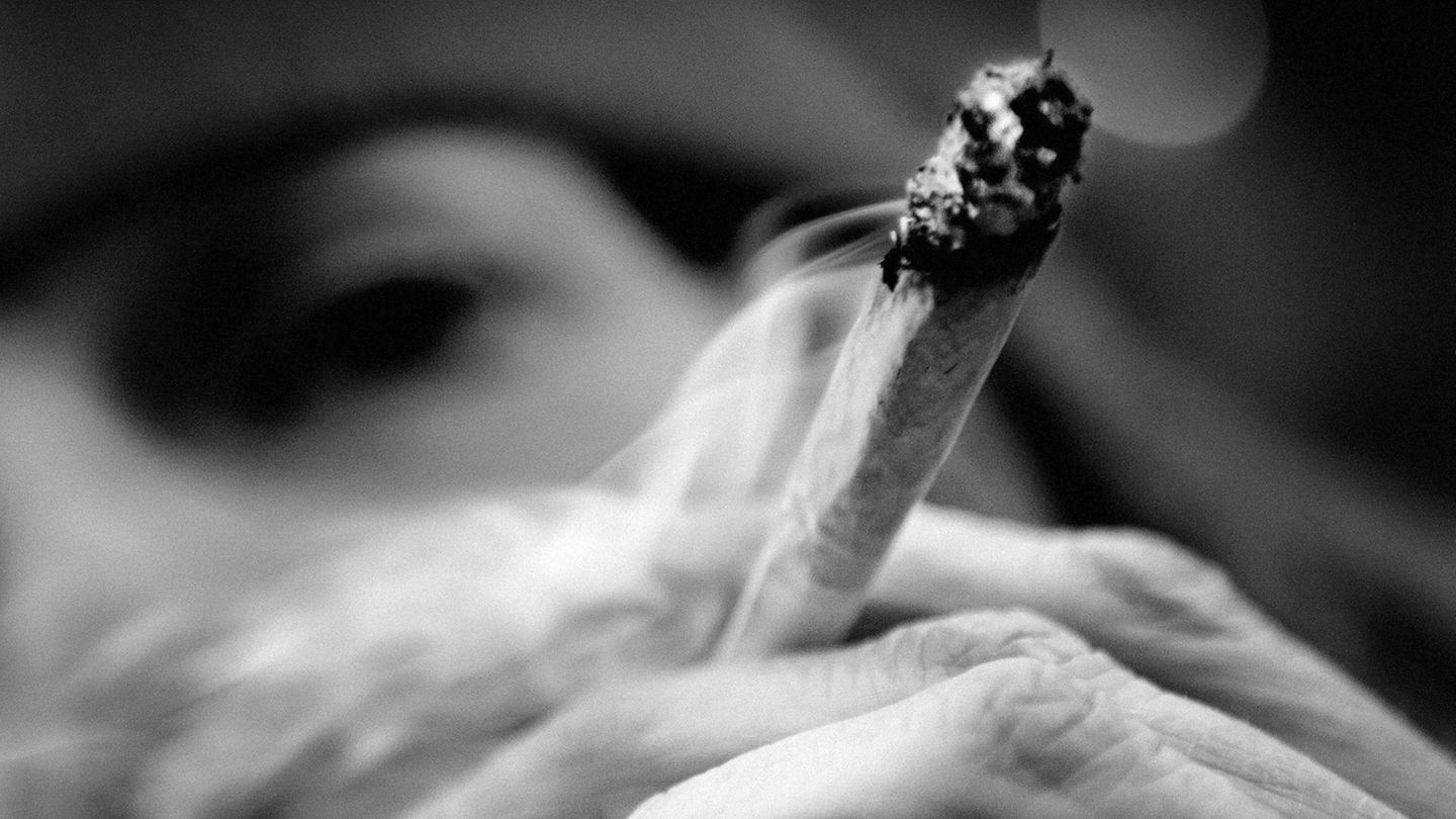 Steigert Cannabis die Lust auf Sex? Eine Frau raucht einen Joint.