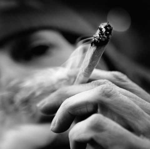 Steigert Cannabis die Lust auf Sex? Eine Frau raucht einen Joint.