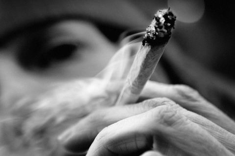 Steigert Cannabis die Lust auf Sex? Eine Frau raucht einen Joint.