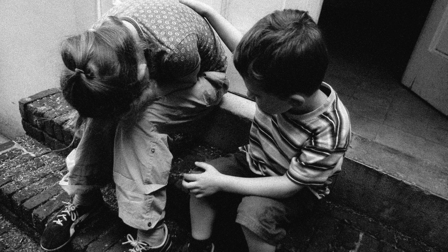 Unicef-Bericht zu sexueller Gewalt: Zwei Kinder sitzen auf einem Treppenabsatz vor einer Haustür
