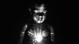 Der Junge Jaynard spielt mit einem kleinen runden Disko-Licht, das die Fotografin mit auf die Insel gebracht hat. Auf die Frage, was er erkennen könne, antwortete er nur mit einem Wort: "Farben". Daraufhin habe er weiterhin gebannt in das Licht gestarrt, erinnert sich Sanne De Wilde.