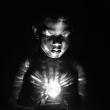 Der Junge Jaynard spielt mit einem kleinen runden Disko-Licht, das die Fotografin mit auf die Insel gebracht hat. Auf die Frage, was er erkennen könne, antwortete er nur mit einem Wort: "Farben". Daraufhin habe er weiterhin gebannt in das Licht gestarrt, erinnert sich Sanne De Wilde.