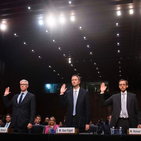 Vertreter von Facebook, Twitter und Google werden vor ihren Aussagen vor dem US-Senat vereidigt