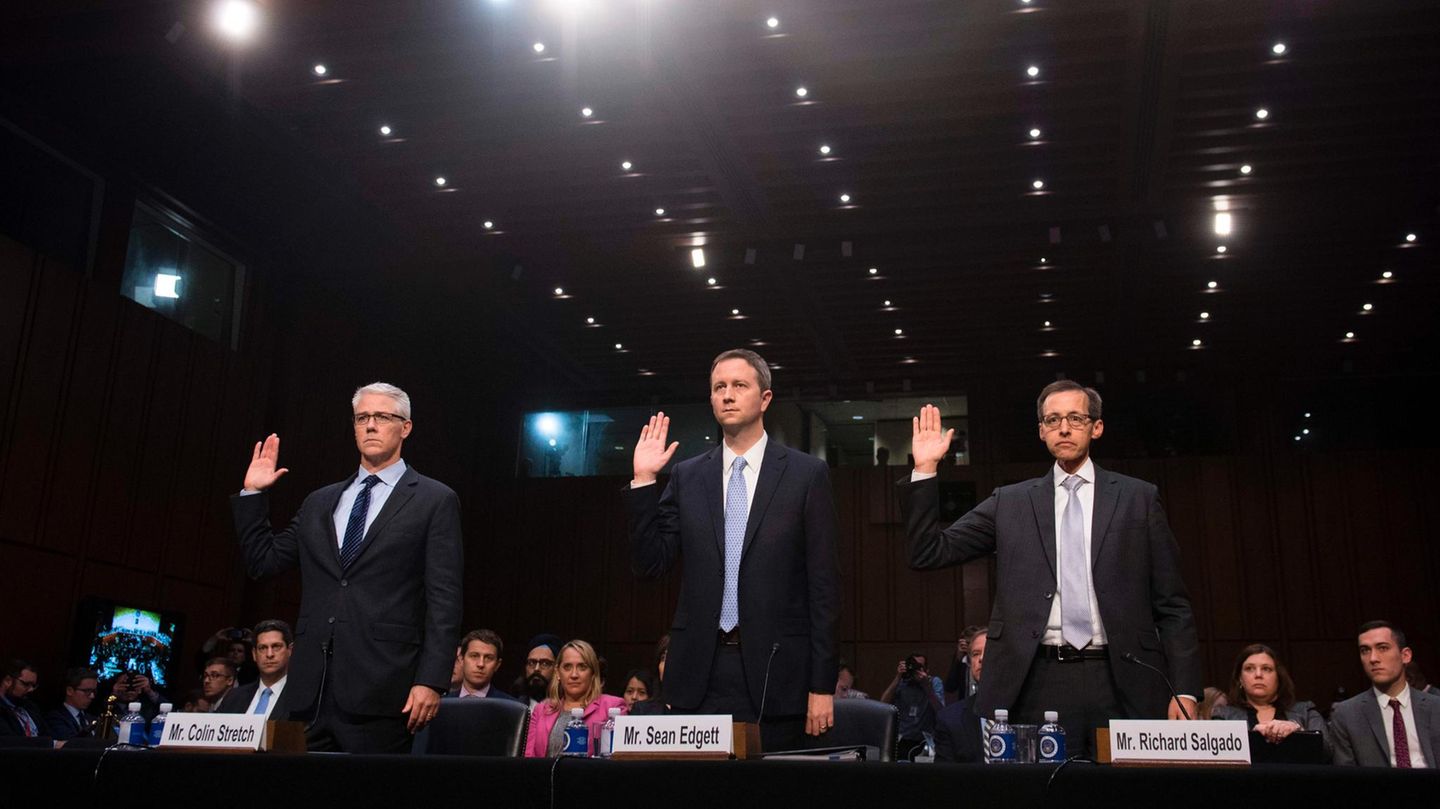 Vertreter von Facebook, Twitter und Google werden vor ihren Aussagen vor dem US-Senat vereidigt