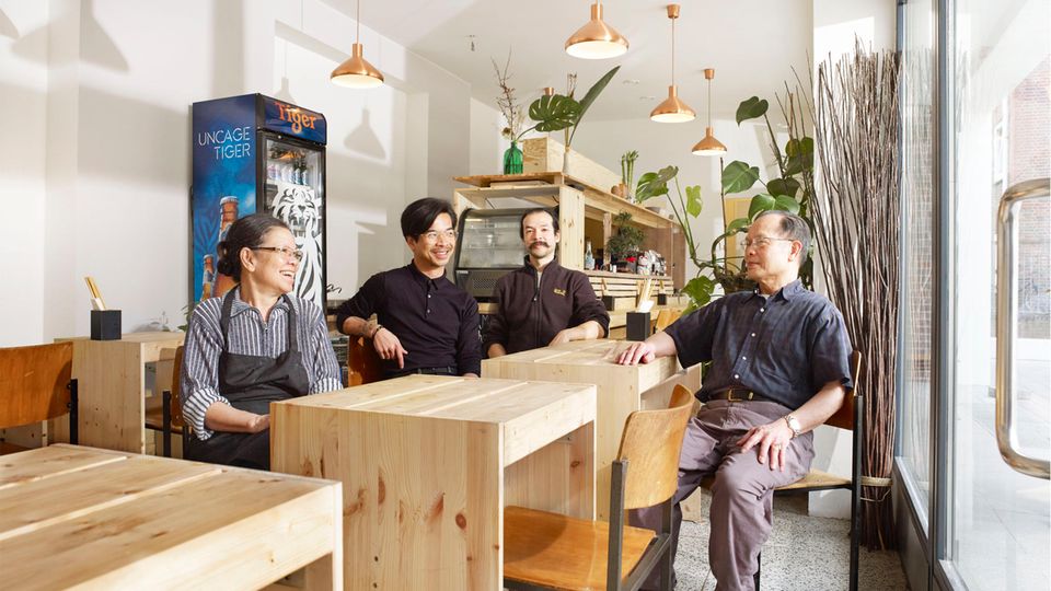 Pho: Bao Vu (Mitte links) und Chuong Vu (links hinten) mit Mama und Papa Vu Bao Vu (Mitte links) und Chuong Vu (links hinten) mit Mama und Papa Vu