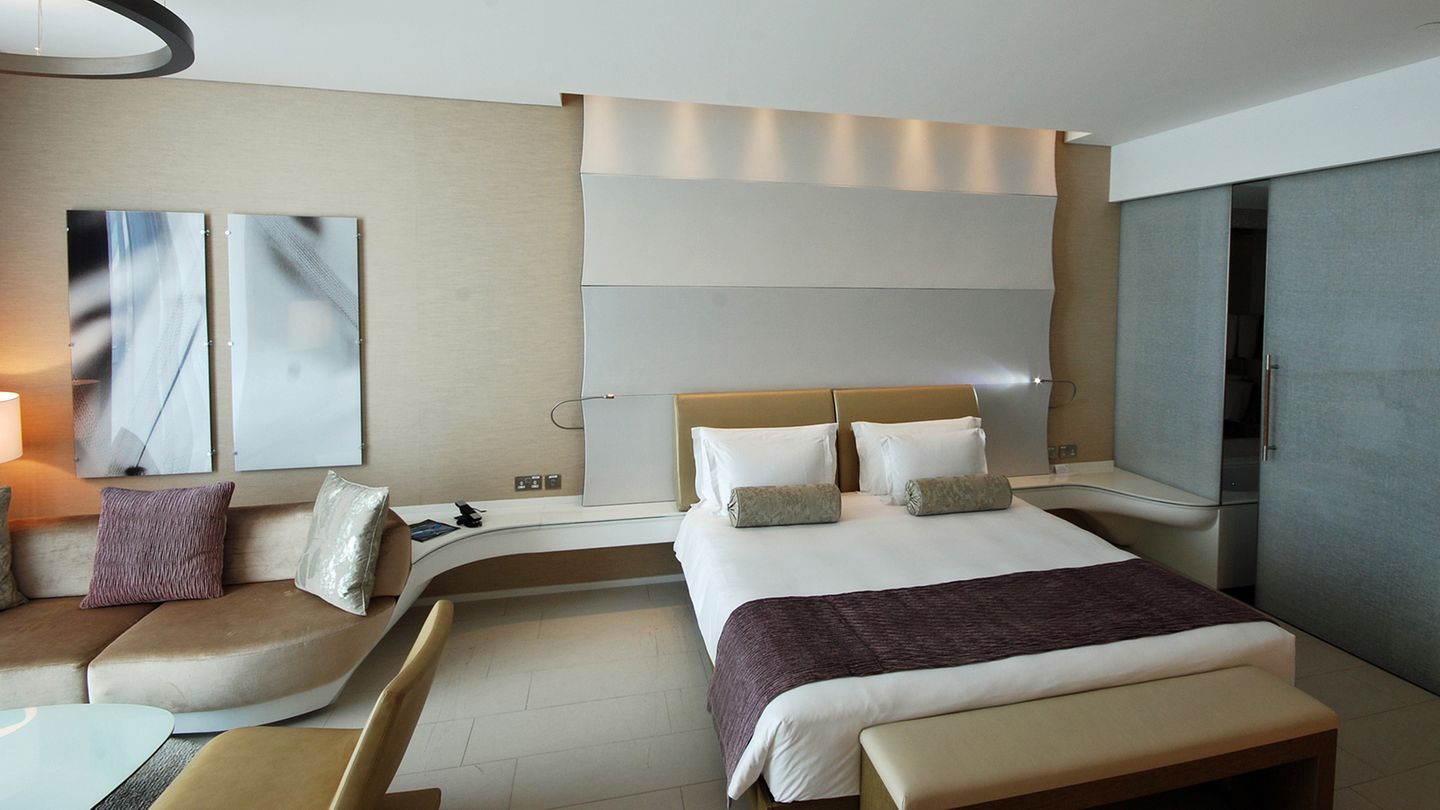 Jenseits aller Vorstellungen: The Yas Viceroy Hotel In diesem Hotel sind die Formen im Fluss. Das zum Teil stromlinienförmige Mobiliar in den 499 Zimmern wurde dynamisch durchgestylt und sorgt für fließende Übergänge. Infos: www.viceroyhotelsandresorts.com The Yas Viceroy Hotel In diesem Hotel sind die Formen im Fluss. Das zum Teil stromlinienförmige Mobiliar in den 499 Zimmern wurde dynamisch durchgestylt und sorgt für fließende Übergänge. Infos: www.viceroyhotelsandresorts.com