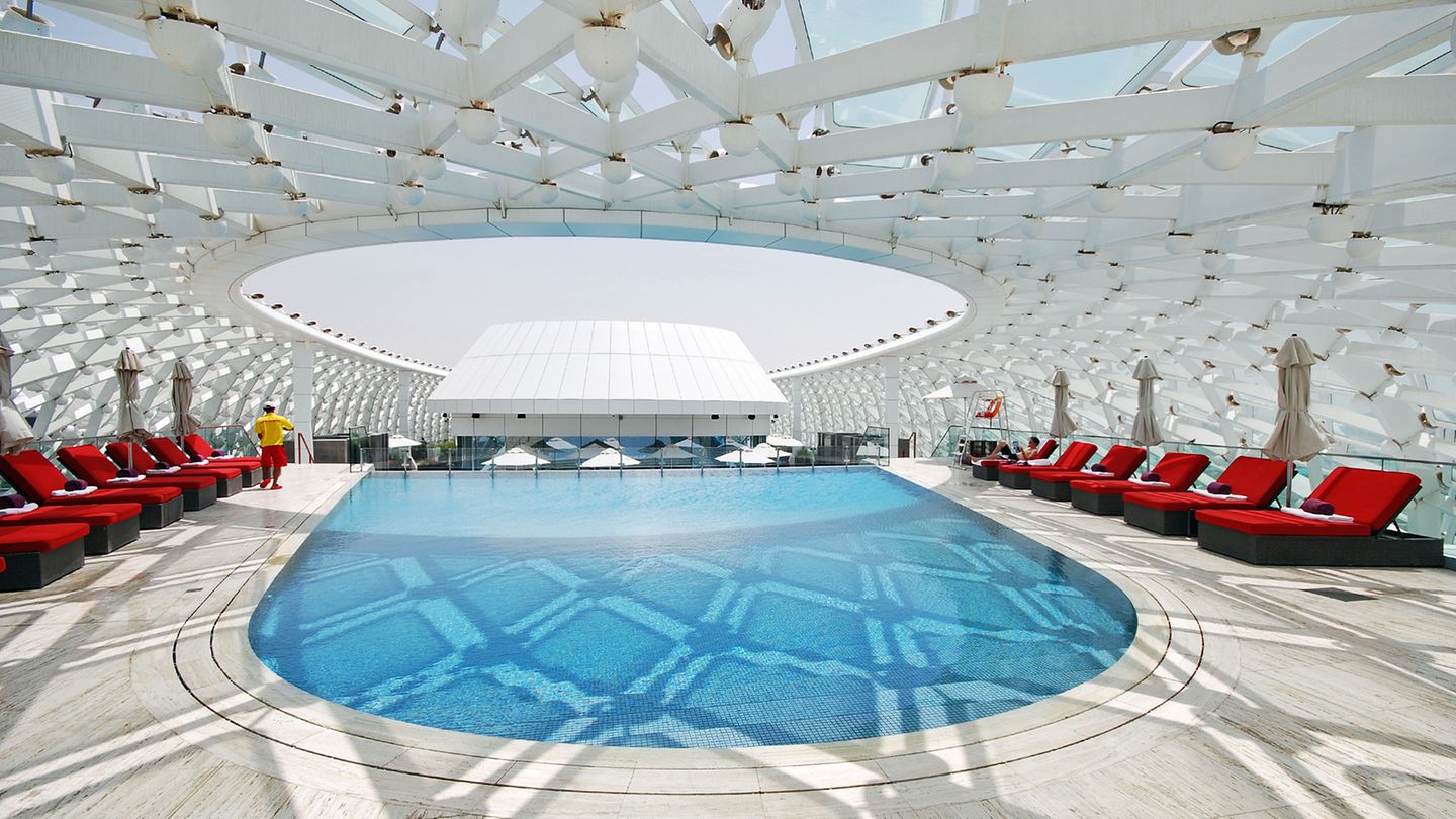 The Yas Viceroy Hotel  Das Yas Hotel gehört zu den spektakulären Entwürfen des kanadischen Architektenpaars Hani Rashid and Lise Anne Couture, den Begründern des Büros Asymptote Architecture. Auf dem Dach platzierten sie Pool und Bar, umsponnen von einem Netz, das beide Gebäude unter einer luftigen Hülle zusammenhält.  Infos: www.viceroyhotelsandresorts.com
