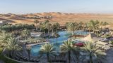 Qasr Al Sarab Desert Resort by Anantara  Zwei Stunden von Abu Dhabi entfernt: Mitten in der Liwa-Wüste liegt diese Oase des Luxus, ein einzigartiges Resort mit 206 Zimmern, Villen und Suiten. Bogenschießen, Kameltrekking, Wüstenwanderungen gehören zu den Freizeitangeboten - neben Schwimmen im Pool.  Infos: https://qasralsarab.anantara.de.com