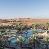 Qasr Al Sarab Desert Resort by Anantara  Zwei Stunden von Abu Dhabi entfernt: Mitten in der Liwa-Wüste liegt diese Oase des Luxus, ein einzigartiges Resort mit 206 Zimmern, Villen und Suiten. Bogenschießen, Kameltrekking, Wüstenwanderungen gehören zu den Freizeitangeboten - neben Schwimmen im Pool.  Infos: https://qasralsarab.anantara.de.com