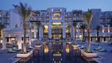 Eastern Mangroves Hotels & Spa by Antara  Eine Oase gibt es im Emirat Abu Dhabi nicht nur in der Wüste, sondern auch am Wasser. Das von der thailändischen Hotelkette Anantara betriebene Luxushotel steht in einer für die Region äußerst grünen Umgebung: am Rande eines Mangrovenhains. Zusätzlich wurden 56.000 Bäume gepflanzt. Mit seinen Flachkuppeln und Spitzbogenfenstern verbreitet das Gebäude einen neuarabischen Touch.   Infos: http://abu-dhabi.anantara.de.com