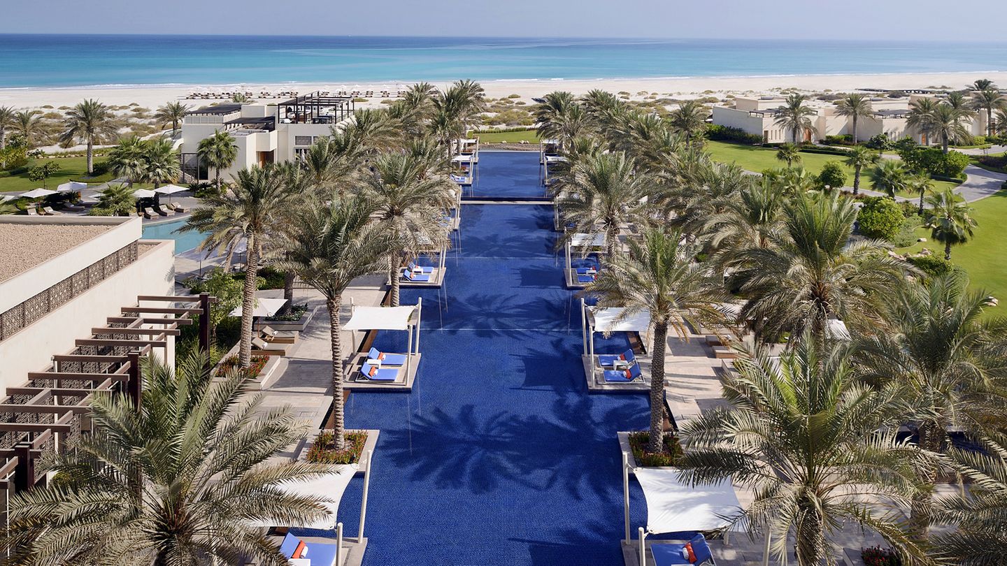 Jenseits aller Vorstellungen: Park Hyatt Abu Dhabi Hotel and Villas Entspannen auf einer Liege am langgestreckten Pool oder am naturgeschützten Strand auf der Abu Dhabi vorgelagerten Insel Saadiyat. Hauptattraktion auf der 27 Quadratkilometer großen Insel ist die Dependance des Louvre Museums Abu Dhabi. Infos: https://abudhabi.park.hyatt.com/en/hotel/home.html Park Hyatt Abu Dhabi Hotel and Villas Entspannen auf einer Liege am langgestreckten Pool oder am naturgeschützten Strand auf der Abu Dhabi vorgelagerten Insel Saadiyat. Hauptattraktion auf der 27 Quadratkilometer großen Insel ist die Dependance des Louvre Museums Abu Dhabi. Infos: https://abudhabi.park.hyatt.com/en/hotel/home.html