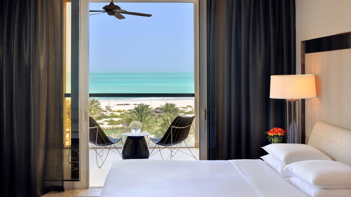 Park Hyatt Abu Dhabi Hotel and Villas    Bei der Architektur des Park Hyatt auf der Abu Dhabi verschwimmen die Grenzen zwischen Drinnen und Draußen. Im Bild eines von den mehr als 300 Gästezimmern, die alle entweder einen Blick auf den Strand, den Golfclub oder auf den Hotelgarten haben.  Infos: https://abudhabi.park.hyatt.com/en/hotel/home.html