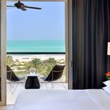 Park Hyatt Abu Dhabi Hotel and Villas    Bei der Architektur des Park Hyatt auf der Abu Dhabi verschwimmen die Grenzen zwischen Drinnen und Draußen. Im Bild eines von den mehr als 300 Gästezimmern, die alle entweder einen Blick auf den Strand, den Golfclub oder auf den Hotelgarten haben.  Infos: https://abudhabi.park.hyatt.com/en/hotel/home.html