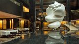 Park Hyatt Abu Dhabi Hotel and Villas    Auf den ersten Blick beeindruckend: die Lobby mit einer großen Kunstskulptur. Das Architekturbüro Perkins Eastman schuf ein von geometrischen Formen geprägtes Haus - im Gegensatz zur umgebenden Natur.  Infos: https://abudhabi.park.hyatt.com/en/hotel/home.html