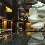 Park Hyatt Abu Dhabi Hotel and Villas    Auf den ersten Blick beeindruckend: die Lobby mit einer großen Kunstskulptur. Das Architekturbüro Perkins Eastman schuf ein von geometrischen Formen geprägtes Haus - im Gegensatz zur umgebenden Natur.  Infos: https://abudhabi.park.hyatt.com/en/hotel/home.html