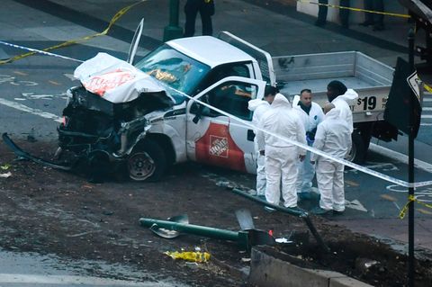 Ermittler untersuchen das Tatfahrzeug in Manhattan