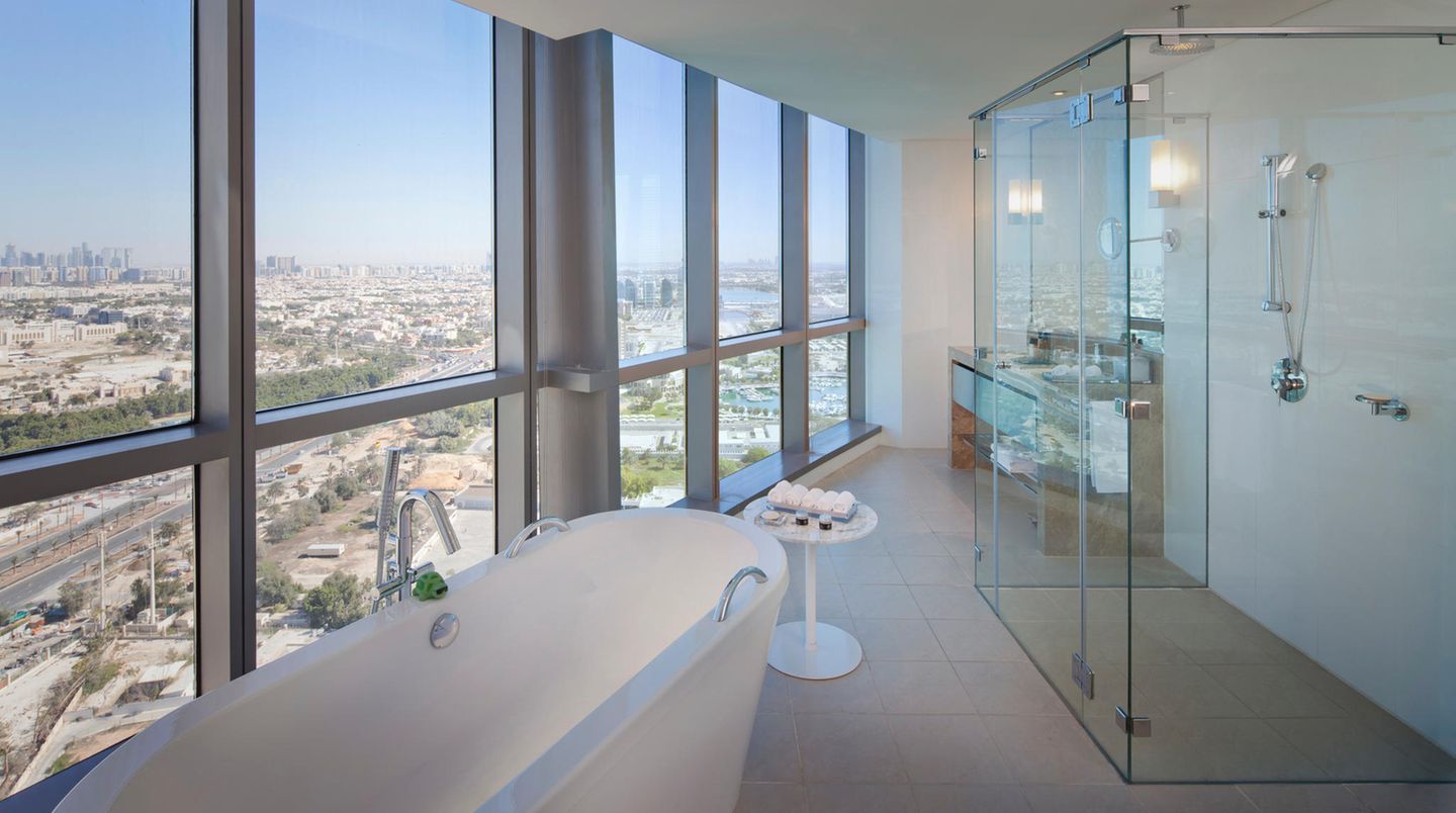 Jumeirah at Etihad Towers  Das Luxushotel im Tower verfügt über 382 Zimmer zwischen dem 27. und 60. Stockwerk - mit fantastischen Ausblicken über die Hauptstadt der Vereinigten Arabischen Emirate.  Infos: www.jumeirah.com