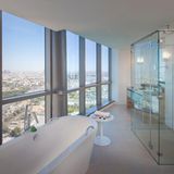 Jumeirah at Etihad Towers  Das Luxushotel im Tower verfügt über 382 Zimmer zwischen dem 27. und 60. Stockwerk - mit fantastischen Ausblicken über die Hauptstadt der Vereinigten Arabischen Emirate.  Infos: www.jumeirah.com