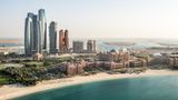 Jumeirah at Etihad Towers  Die Skyline Abu Dhabis im Stadtteil Ras Al Akhdar an der äußersten Westspitze der Corniche: Vor dem langgestrecktem Emirates Palace am Strand erheben sich ganz links im Bild die Etihad Towers. Im zweithöchsten der bis zu 305 Meter hohen Wolkenkratzern befindet sich das Hotel Jumeirah at Etihad Towers.  Infos: www.jumeirah.com