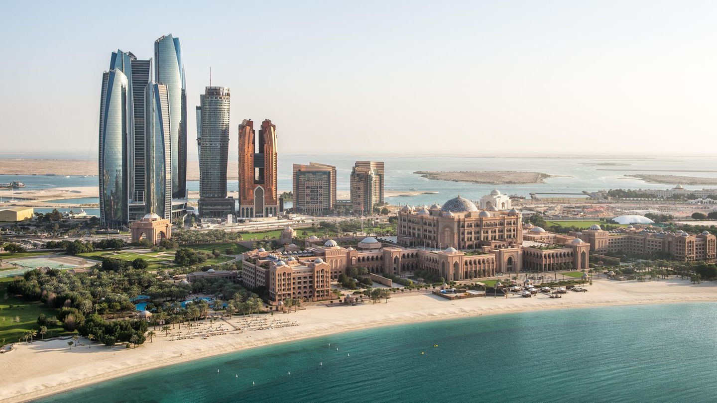Jumeirah at Etihad Towers  Die Skyline Abu Dhabis im Stadtteil Ras Al Akhdar an der äußersten Westspitze der Corniche: Vor dem langgestrecktem Emirates Palace am Strand erheben sich ganz links im Bild die Etihad Towers. Im zweithöchsten der bis zu 305 Meter hohen Wolkenkratzern befindet sich das Hotel Jumeirah at Etihad Towers.  Infos: www.jumeirah.com