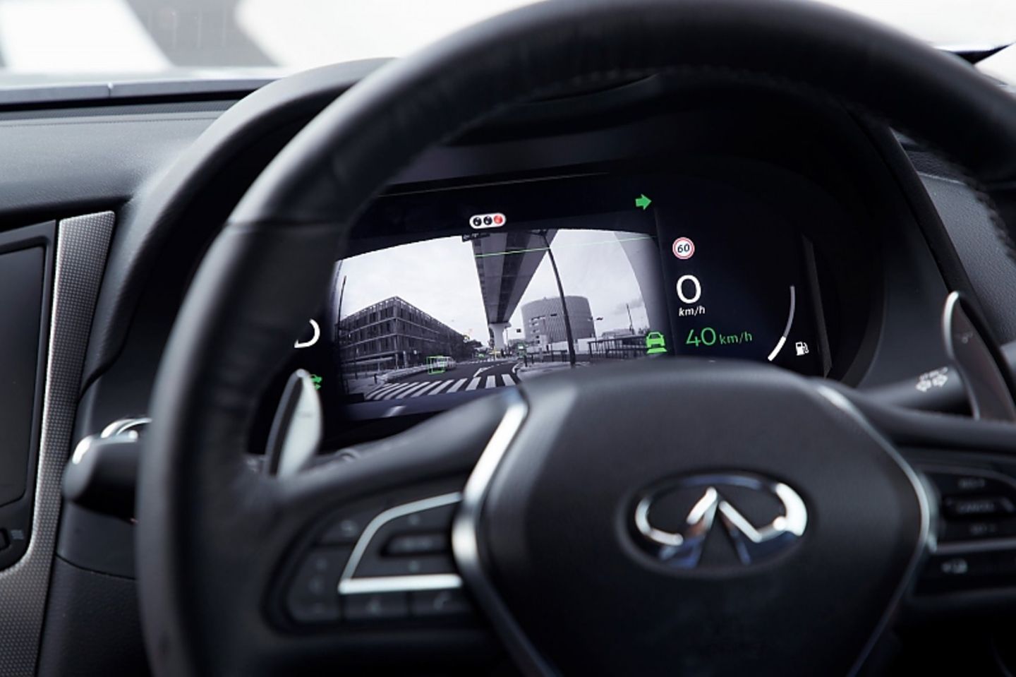 Nissan ProPilot 3 - das Bild der Frontkamera in der Instrumenteneinheit