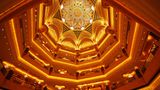 Emirates Palace  Nach Durchschreiten der Lobby folgt die 72 Meter hohe Kuppel, von der die Korridore zu den fast 400 Zimmern und Suiten abgehen. In dem von Kempinski betriebenen Palast glitzern Blattgold und Marmor um die Wette.  Infos: www.kempinski.com