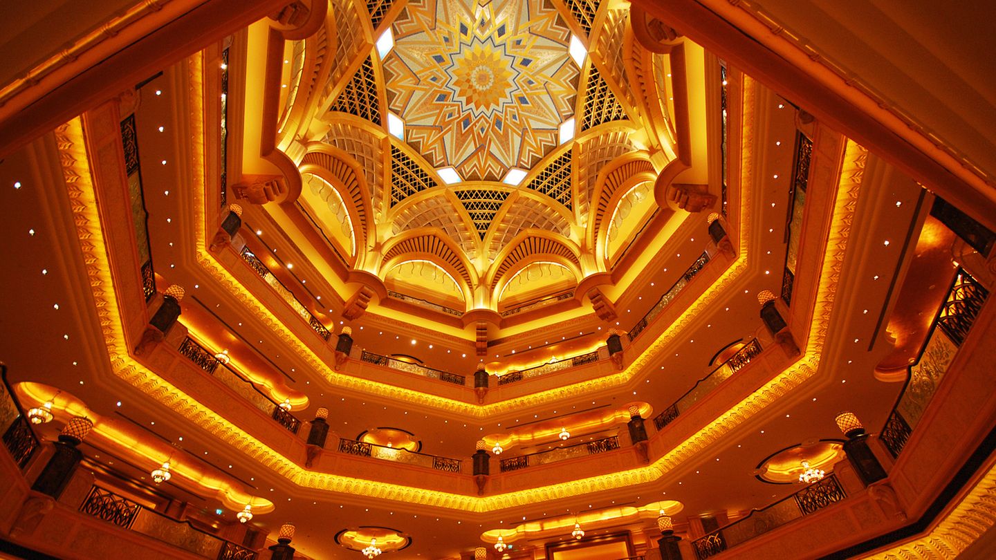 Jenseits aller Vorstellungen: Emirates Palace Nach Durchschreiten der Lobby folgt die 72 Meter hohe Kuppel, von der die Korridore zu den fast 400 Zimmern und Suiten abgehen. In dem von Kempinski betriebenen Palast glitzern Blattgold und Marmor um die Wette. Infos: www.kempinski.com Emirates Palace Nach Durchschreiten der Lobby folgt die 72 Meter hohe Kuppel, von der die Korridore zu den fast 400 Zimmern und Suiten abgehen. In dem von Kempinski betriebenen Palast glitzern Blattgold und Marmor um die Wette. Infos: www.kempinski.com