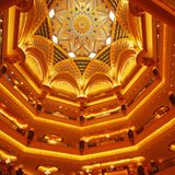 Emirates Palace  Nach Durchschreiten der Lobby folgt die 72 Meter hohe Kuppel, von der die Korridore zu den fast 400 Zimmern und Suiten abgehen. In dem von Kempinski betriebenen Palast glitzern Blattgold und Marmor um die Wette.  Infos: www.kempinski.com