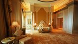 Emirates Palace  Von "Zimmern" zu sprechen wäre untertrieben: In mehrere Etagen stehen die hochherrschaftlichen Gemächer den Regenten der sieben Emirate exklusiv zur Verfügung. Aber auch Tagesgäste sind willkommen.   Infos: www.kempinski.com