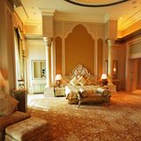 Emirates Palace  Von "Zimmern" zu sprechen wäre untertrieben: In mehrere Etagen stehen die hochherrschaftlichen Gemächer den Regenten der sieben Emirate exklusiv zur Verfügung. Aber auch Tagesgäste sind willkommen.   Infos: www.kempinski.com