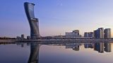 Hyatt Capital Gate  Zu den markantesten Bauwerken in den Emiraten gehört der Capital Tower unweit des Messegeländes von Abu Dhabi. Die Neigung des Multifunktions-Wolkenkratzers mit 18 Grad gen Westen beträgt wesentlich mehr als der Schiefe Turm von Pisa und beherbergt unter anderem ein Hyatt Hotel.  Infos: https://abudhabicapitalgate.hyatthotels.hyatt.com/en/hotel/home.html
