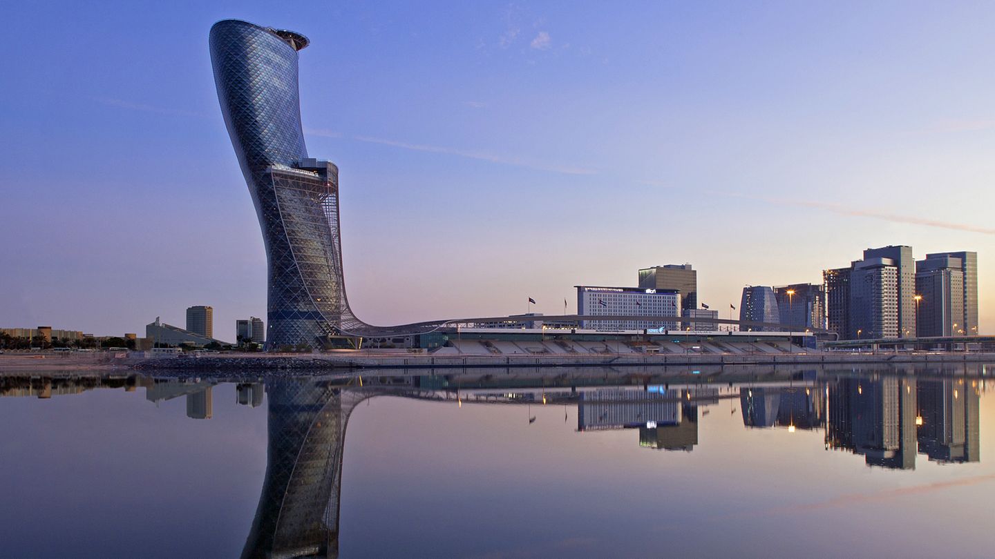Hyatt Capital Gate  Zu den markantesten Bauwerken in den Emiraten gehört der Capital Tower unweit des Messegeländes von Abu Dhabi. Die Neigung des Multifunktions-Wolkenkratzers mit 18 Grad gen Westen beträgt wesentlich mehr als der Schiefe Turm von Pisa und beherbergt unter anderem ein Hyatt Hotel.  Infos: https://abudhabicapitalgate.hyatthotels.hyatt.com/en/hotel/home.html