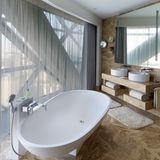 Hyatt Capital Gate    Der 160 Meter hohe "Leaning Tower of Abu Dhabi" hat es sogar ins "Guinessbuch der Rekorde" geschafft. Und man kann in ihm übernachten: Es gibt 189 Zimmer mit bodentiefen Fenstern und Marmorbädern - wie dieses hier in einer der 22 Suiten.  Infos: https://abudhabicapitalgate.hyatthotels.hyatt.com/en/hotel/home.html