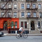 Columbia University – Fifth Avenue  Ich schaue auf das Fahrrad. Hinter mir rast vierspurig der Verkehr die Amsterdam Avenue in Harlem hoch und runter. Ich fühle mich wie ein Indianer kurz vor dem gefährlichen Ausritt in fremdes Stammesgebiet. Beobachte meine Hand, wie sie den Sattel des "Citi Bike" streichelt: Ruuuhig Fahrrad, gutes Fahrrad! Sitz höher stellen, Bremsen prüfen, dann springt die Ampel auch schon auf Grün. Die Autos und Busse rollen an, ich auch, leichter Schwenk nach links, der Autofahrer neben mir hupt mich sofort an den Straßenrand zurück. Es geht bergab, rechts vor mir taucht das obere Ende des Central Parks auf, links führt der Mal­colm X Boulevard tiefer nach Harlem hinein, ich nehme den Schwung der Abfahrt mit und biege in die Fifth Avenue ein.