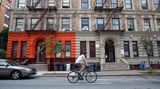 Columbia University – Fifth Avenue  Ich schaue auf das Fahrrad. Hinter mir rast vierspurig der Verkehr die Amsterdam Avenue in Harlem hoch und runter. Ich fühle mich wie ein Indianer kurz vor dem gefährlichen Ausritt in fremdes Stammesgebiet. Beobachte meine Hand, wie sie den Sattel des "Citi Bike" streichelt: Ruuuhig Fahrrad, gutes Fahrrad! Sitz höher stellen, Bremsen prüfen, dann springt die Ampel auch schon auf Grün. Die Autos und Busse rollen an, ich auch, leichter Schwenk nach links, der Autofahrer neben mir hupt mich sofort an den Straßenrand zurück. Es geht bergab, rechts vor mir taucht das obere Ende des Central Parks auf, links führt der Mal­colm X Boulevard tiefer nach Harlem hinein, ich nehme den Schwung der Abfahrt mit und biege in die Fifth Avenue ein.