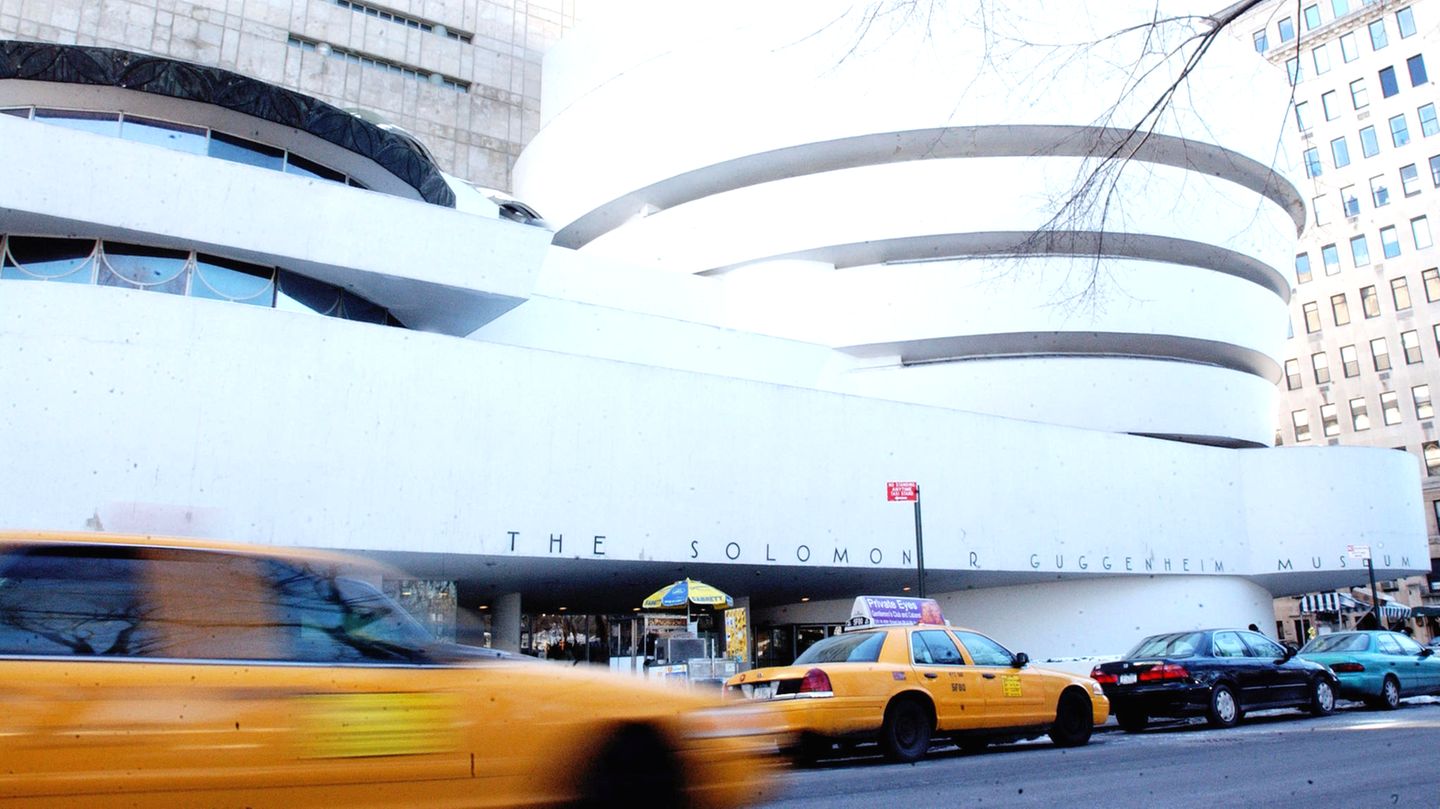 Von Harlem nach Brooklyn: Fifth Avenue – Central Park Hinter mir heult eine Feuerwehrsirene. Je näher sie kommt, desto schneller pocht mein Herz. Ich springe vom Rad, rette mich auf den Bürgersteig, das blinkende, heulende PS-Monster rast an mir vorbei. Auf einer Parkbank beobachten mich drei Jungs mit Skateboard, sie grinsen. Ich versuche, so zu tun, als hätte ich es nicht bemerkt. Geht nicht. Ich radle mit Wut weiter, Wut über meine mangelnde Coolness. Erst beim Guggenheim-Museum ist die verraucht, im Metropolitan Museum of Art verliere ich mich in der Abteilung mit Waffen und Rüstungen, ich bewundere den prachtvoll verzierten Helm des Mailänder Waffenschmieds Filippo Negroli aus dem 16. Jahrhundert – und mir fällt auf, wie stillos heutige Fahrradhelme dagegen wirken. Dann geht es weiter. Rein in den Central Park. Fifth Avenue – Central Park Hinter mir heult eine Feuerwehrsirene. Je näher sie kommt, desto schneller pocht mein Herz. Ich springe vom Rad, rette mich auf den Bürgersteig, das blinkende, heulende PS-Monster rast an mir vorbei. Auf einer Parkbank beobachten mich drei Jungs mit Skateboard, sie grinsen. Ich versuche, so zu tun, als hätte ich es nicht bemerkt. Geht nicht. Ich radle mit Wut weiter, Wut über meine mangelnde Coolness. Erst beim Guggenheim-Museum ist die verraucht, im Metropolitan Museum of Art verliere ich mich in der Abteilung mit Waffen und Rüstungen, ich bewundere den prachtvoll verzierten Helm des Mailänder Waffenschmieds Filippo Negroli aus dem 16. Jahrhundert – und mir fällt auf, wie stillos heutige Fahrradhelme dagegen wirken. Dann geht es weiter. Rein in den Central Park.