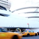 Fifth Avenue – Central Park   Hinter mir heult eine Feuerwehrsirene. Je näher sie kommt, desto schneller pocht mein Herz. Ich springe vom Rad, rette mich auf den Bürgersteig, das blinkende, heulende PS-Monster rast an mir vorbei. Auf einer Parkbank be­obachten mich drei Jungs mit Skateboard, sie grinsen. Ich versuche, so zu tun, als hätte ich es nicht bemerkt. Geht nicht. Ich radle mit Wut weiter, Wut über meine mangelnde Coolness. Erst beim Guggenheim-Museum ist die verraucht, im Metropolitan Museum of Art verliere ich mich in der Abteilung mit Waffen und Rüstungen, ich bewundere den prachtvoll verzierten Helm des Mailänder Waffenschmieds Filippo Negroli aus dem 16. Jahrhundert – und mir fällt auf, wie stillos heutige Fahrradhelme dagegen wirken. Dann geht es weiter. Rein in den Central Park.