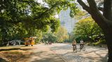 Central Park – Broadway   Central Park. Radfahrerparadies. Der Lärm verschwindet. Die Wolkenkratzer sind nur noch entfernte Silhouetten zwischen dem Grün der Ahornbäume. Jogger schwitzen, Väter werfen Söh­nen einen Football zu. Dann eine berittene Polizeistreife. Der Gaul wiehert, die Polizistin schaut mich an. Ihr Blick, exakt wie der meiner Mathematiklehrerin: In Mathe war ich eine Niete. Die Radwege des Central Parks sind fast alle Einbahnstraßen, ich bin ein Geisterradler, erklärt die Ordnungsfrau. Ich entschuldige mich mit hochrotem Kopf und fahre weiter – nun in der richtigen Richtung. Meine Irr- und Umwege zeichne ich auf einem Stadtplan ein, der bald wie ein Gemälde von Jackson Pollock aussieht. Am "Lake" füttern Rentnerinnen Enten, an der John-Lennon-Gedenkstätte "Strawberry Fields" vor dem düsteren Dakota Building stimmt ein Gitarrist sein Instrument. Wie oft er am Tag "Imagine" singe, frage ich. Er lacht auf. Am Columbus Circle lasse ich die grüne Lunge New Yorks hinter mir. 