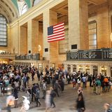 Times Square – Madison Square Park  Nun folgen Höhepunkte im Minutentakt: Public Library. Grand Central, New Yorks Pendler-Kathedrale. Meine Schritte auf dem marmornen Boden, die so schön unter dem Himmelszelt hallen. Der Puls der Stadt, der in diesem noch immer weltgrößten Bahn­hof lauter und schneller pocht als irgendwo sonst. Ich halte inne, genieße das Großstadtgefühl, das mich voll erfasst, dann werde ich vom Menschenfluss weitergetragen. Chrysler Building. Empire State Building. Dann das eleganteste Architekturdreieck der Welt, das Flatiron Building, das Bügeleisengebäude.
