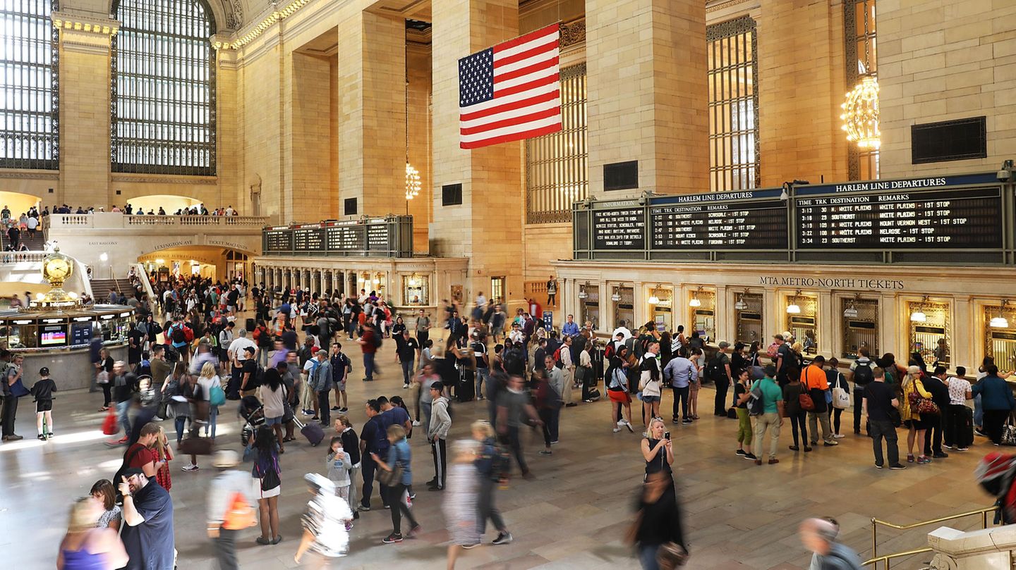 Von Harlem nach Brooklyn: Times Square – Madison Square Park Nun folgen Höhepunkte im Minutentakt: Public Library. Grand Central, New Yorks Pendler-Kathedrale. Meine Schritte auf dem marmornen Boden, die so schön unter dem Himmelszelt hallen. Der Puls der Stadt, der in diesem noch immer weltgrößten Bahnhof lauter und schneller pocht als irgendwo sonst. Ich halte inne, genieße das Großstadtgefühl, das mich voll erfasst, dann werde ich vom Menschenfluss weitergetragen. Chrysler Building. Empire State Building. Dann das eleganteste Architekturdreieck der Welt, das Flatiron Building, das Bügeleisengebäude. Times Square – Madison Square Park Nun folgen Höhepunkte im Minutentakt: Public Library. Grand Central, New Yorks Pendler-Kathedrale. Meine Schritte auf dem marmornen Boden, die so schön unter dem Himmelszelt hallen. Der Puls der Stadt, der in diesem noch immer weltgrößten Bahnhof lauter und schneller pocht als irgendwo sonst. Ich halte inne, genieße das Großstadtgefühl, das mich voll erfasst, dann werde ich vom Menschenfluss weitergetragen. Chrysler Building. Empire State Building. Dann das eleganteste Architekturdreieck der Welt, das Flatiron Building, das Bügeleisengebäude.