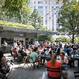 Madison Square Park – Meatpacking District   Durchatmen im Madison Square Park. Eichhörnchen kraxeln die Stämme hoch. Minutenlang beobachte ich ihre wippenden, buschigen Schwänze. Zeit für eine Zwischenbilanz. Wer U-Bahn  fährt, verpasst das Wesentliche: die Übergänge zwischen den Vierteln, deren krasse Unterschiede das einzigartige Flair von Manhattan ausmachen. Sirenengeheul reißt mich aus den Gedanken. Ich stürze mich wieder ins Getümmel. Noch halb in Parkstimmung radle ich die 23. Straße Richtung Hudson River. Ein paar Blocks weiter passiert es. Ich übersehe die rote Ampel. Ein dumpfes, böses Hupen, wie von einem Passagierschiff, Reifenquietschen. Ich schaue auf und muss grinsen, obwohl mir das Herz bis zum Hals schlägt. Es ist tatsächlich ein Coca-Cola-Laster, der mich fast überfahren hat. Zum Glück nur fast, weiter geht's durch Chelsea in Richtung Meatpacking District. 