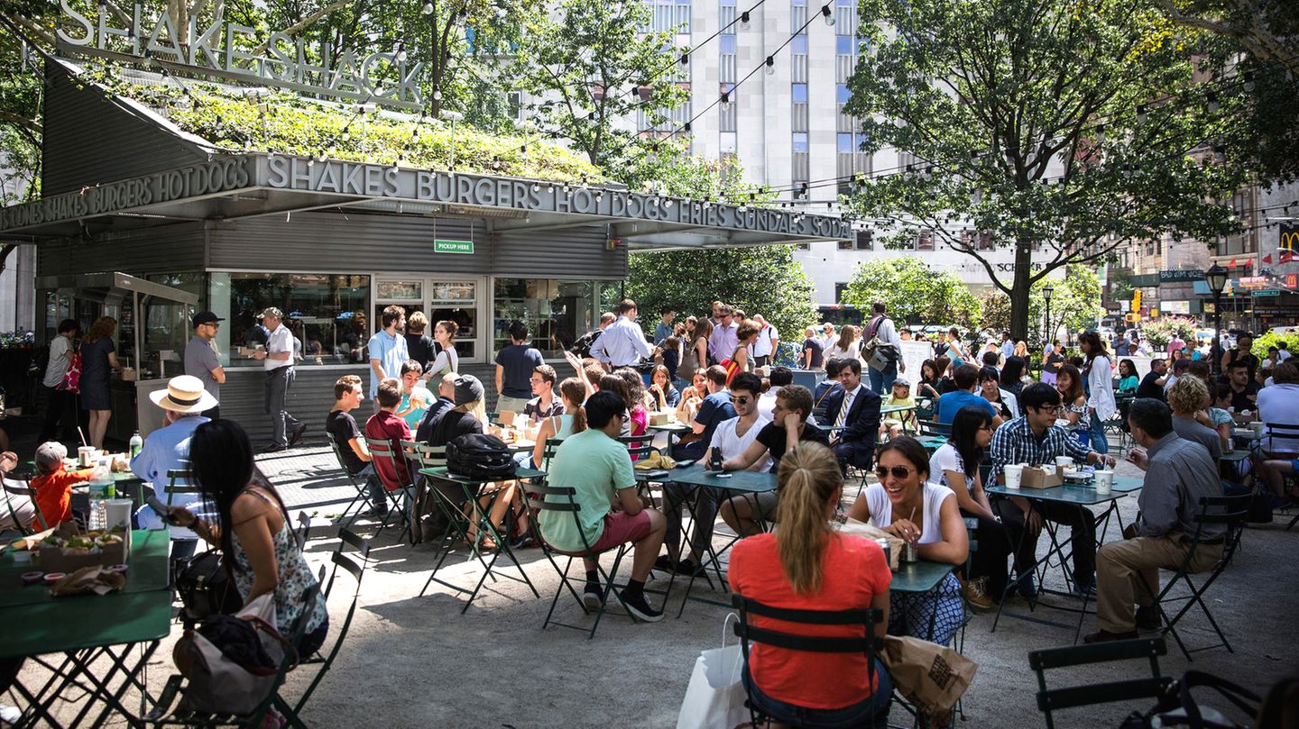 Von Harlem nach Brooklyn: Madison Square Park – Meatpacking District Durchatmen im Madison Square Park. Eichhörnchen kraxeln die Stämme hoch. Minutenlang beobachte ich ihre wippenden, buschigen Schwänze. Zeit für eine Zwischenbilanz. Wer U-Bahn fährt, verpasst das Wesentliche: die Übergänge zwischen den Vierteln, deren krasse Unterschiede das einzigartige Flair von Manhattan ausmachen. Sirenengeheul reißt mich aus den Gedanken. Ich stürze mich wieder ins Getümmel. Noch halb in Parkstimmung radle ich die 23. Straße Richtung Hudson River. Ein paar Blocks weiter passiert es. Ich übersehe die rote Ampel. Ein dumpfes, böses Hupen, wie von einem Passagierschiff, Reifenquietschen. Ich schaue auf und muss grinsen, obwohl mir das Herz bis zum Hals schlägt. Es ist tatsächlich ein Coca-Cola-Laster, der mich fast überfahren hat. Zum Glück nur fast, weiter geht's durch Chelsea in Richtung Meatpacking District. Madison Square Park – Meatpacking District Durchatmen im Madison Square Park. Eichhörnchen kraxeln die Stämme hoch. Minutenlang beobachte ich ihre wippenden, buschigen Schwänze. Zeit für eine Zwischenbilanz. Wer U-Bahn fährt, verpasst das Wesentliche: die Übergänge zwischen den Vierteln, deren krasse Unterschiede das einzigartige Flair von Manhattan ausmachen. Sirenengeheul reißt mich aus den Gedanken. Ich stürze mich wieder ins Getümmel. Noch halb in Parkstimmung radle ich die 23. Straße Richtung Hudson River. Ein paar Blocks weiter passiert es. Ich übersehe die rote Ampel. Ein dumpfes, böses Hupen, wie von einem Passagierschiff, Reifenquietschen. Ich schaue auf und muss grinsen, obwohl mir das Herz bis zum Hals schlägt. Es ist tatsächlich ein Coca-Cola-Laster, der mich fast überfahren hat. Zum Glück nur fast, weiter geht's durch Chelsea in Richtung Meatpacking District.