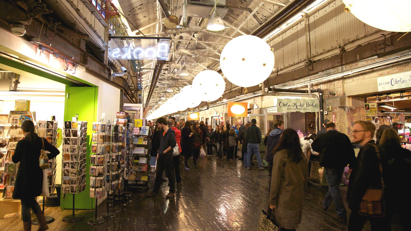 Von Harlem nach Brooklyn: Meatpacking District – Battery Park Wo früher Blut von den Schlachthäusern auf die Straße floss, reihen sich heute Galerien aneinander. Wer hip sein will, den zieht es zum Chelsea Market, ins Whitney Museum of American Art oder zur High Line, einer ehemaligen Hochbahntrasse, die zur begrünten Flaniermeile wurde. Ich spaziere die Trasse ein Stück entlang. Die Passanten sind chic gekleidet, ein wenig erinnert die Szenerie an eine Modenschau unter freien Himmel. Radfahren ist hier leider verboten. Aber es gibt ja den Hudson River Greenway – und damit freie Fahrt den Fluss entlang. Möwen kreischen und drängen sich auf alten, morschen Pierpfosten aneinander. Der Wind trägt mir den Geruch des Meeres in die Nase. Ich erreiche den Battery Park an der südlichsten Spitze Manhattans. Blick auf die Freiheitsstatue. Unzählige Male hat jeder die Lady aus Kupfer in seinem Leben gesehen. Im Fernsehen, im Internet, in Büchern. Wenn sie in echt auftaucht, ist da trotzdem plötzlich ein Kribbeln im Bauch. Der New-York- Moment schlechthin! Wäre doch schade gewesen, wenn der Coca-Cola-Truck vorhin ihn verhindert hätte. Meatpacking District – Battery Park Wo früher Blut von den Schlachthäusern auf die Straße floss, reihen sich heute Galerien aneinander. Wer hip sein will, den zieht es zum Chelsea Market, ins Whitney Museum of American Art oder zur High Line, einer ehemaligen Hochbahntrasse, die zur begrünten Flaniermeile wurde. Ich spaziere die Trasse ein Stück entlang. Die Passanten sind chic gekleidet, ein wenig erinnert die Szenerie an eine Modenschau unter freien Himmel. Radfahren ist hier leider verboten. Aber es gibt ja den Hudson River Greenway – und damit freie Fahrt den Fluss entlang. Möwen kreischen und drängen sich auf alten, morschen Pierpfosten aneinander. Der Wind trägt mir den Geruch des Meeres in die Nase. Ich erreiche den Battery Park an der südlichsten Spitze Manhattans. Blick auf die Freiheitsstatue. Unzählige Male hat jeder die Lady aus Kupfer in seinem Leben gesehen. Im Fernsehen, im Internet, in Büchern. Wenn sie in echt auftaucht, ist da trotzdem plötzlich ein Kribbeln im Bauch. Der New-York- Moment schlechthin! Wäre doch schade gewesen, wenn der Coca-Cola-Truck vorhin ihn verhindert hätte.