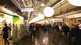 Meatpacking District – Battery Park   Wo früher Blut von den Schlachthäusern auf die Straße floss, reihen sich heute Galerien aneinander. Wer hip sein will, den zieht es zum Chelsea Market, ins Whitney Museum of American Art oder zur High Line, einer ehemaligen Hochbahntrasse, die zur begrünten Flaniermeile wurde. Ich spaziere die Trasse ein Stück entlang. Die Passanten sind chic gekleidet, ein wenig erinnert die Szenerie an eine Modenschau unter freien Himmel. Radfahren ist hier leider verboten. Aber es gibt ja den Hudson River Greenway – und damit freie Fahrt den Fluss entlang. Möwen kreischen und drängen sich auf alten, morschen Pierpfosten aneinander. Der Wind trägt mir den Geruch des Meeres in die Nase. Ich erreiche den Battery Park an der südlichsten Spitze Manhattans. Blick auf die Freiheitsstatue. Unzählige Male hat jeder die Lady aus Kupfer in seinem Leben gesehen. Im Fernsehen, im Internet, in Büchern. Wenn sie in echt auftaucht, ist da trotzdem plötzlich ein Kribbeln im Bauch. Der New-York- Moment schlechthin! Wäre doch schade gewesen, wenn der Coca-Cola-Truck vorhin ihn verhindert hätte. 